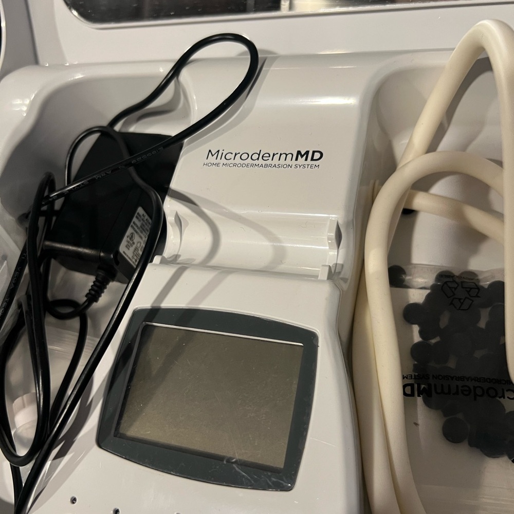 MicrodermMD White Microdermabrasion Machine - Picture 2 of 3